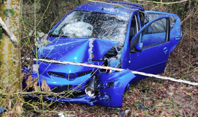 Das Auto Totalschaden, die Fahrerin hatte Glck.   | Foto: Polizei