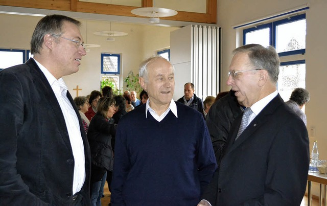 Pfarrer Andreas Strble im Gesprch mi... Fahrnauer Kirchengemeinde.             | Foto: Berger