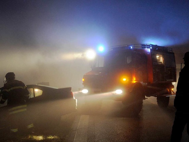 Nebel in der Neujahrsnacht: Nach der M...r A 5 boten sich gespenstische Szenen.  | Foto: dpa