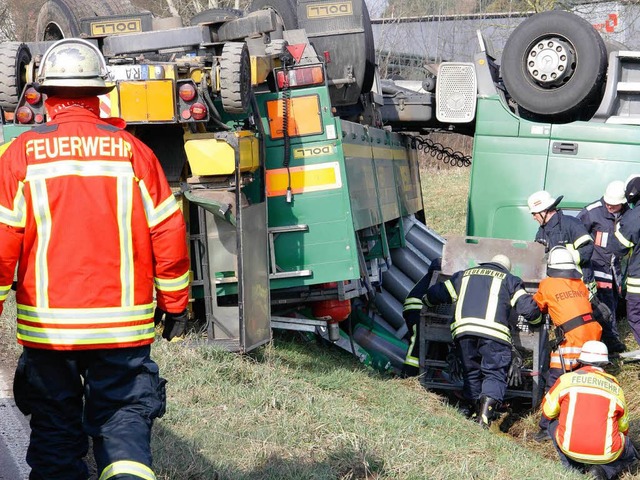 Umgestrzter Gastransporter auf der Kr...ae 5114 zwischen Riegel und Teningen.  | Foto: Hans-Peter Ziesmer