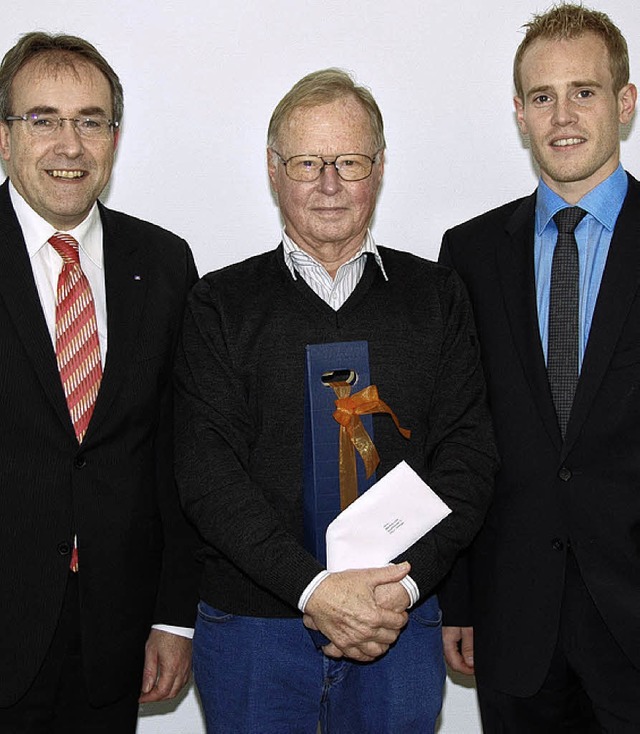 Glcklicher Gewinner (von links): Volk...ingen und Kundenberater Philipp Klaus   | Foto: Volksbank