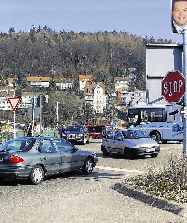 Ohne Kreisverkehr mssen Fugnger, Au...gbrcke weiter miteinander auskommen.   | Foto: Huber