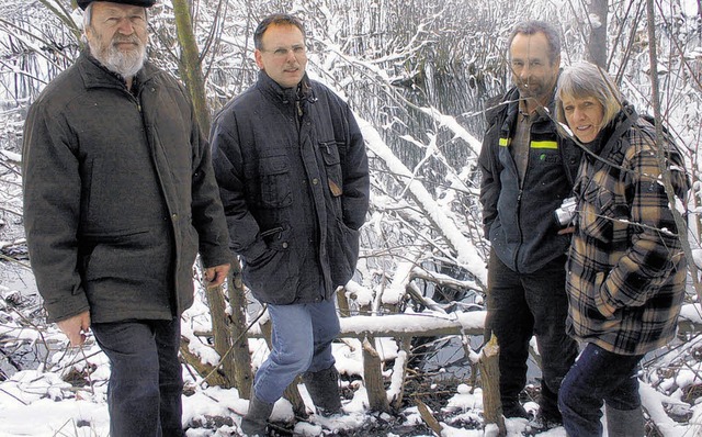 Peter Marx, Hans-Peter Straub, Andreas...Spuren des Bibers am Behlemer Weiher.   | Foto: Lendle