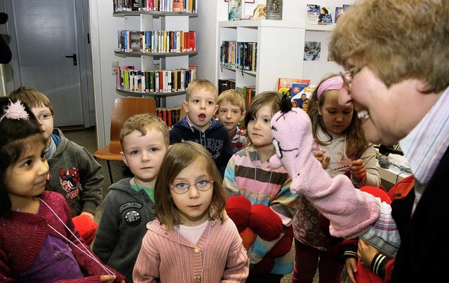 Bcherwurm Willi und Carmen Karcher machen die Kinder neugierig auf Bcher.   | Foto: theo weber