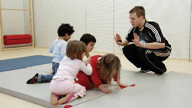 Spielerisch den eigenen Krper kennen ...eim; rechts bungsleiter Thomas Derr.   | Foto: Wolfgang Beck