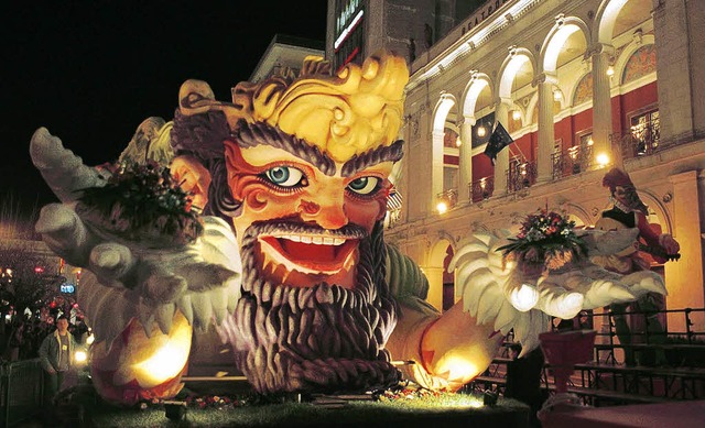 Die Stadt ein einziges Tollhaus: Mehr ...0 Menschen feiern in Patras Fasnacht.   | Foto: Carnivalpatras