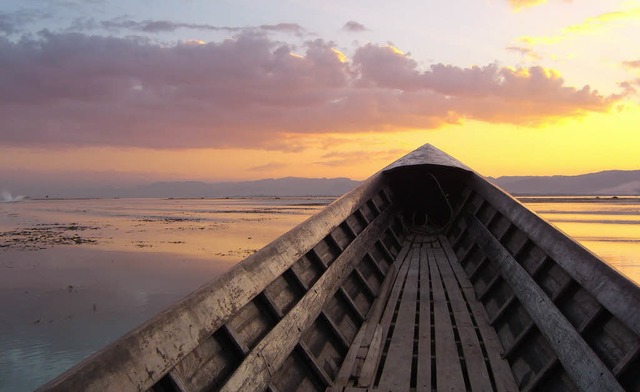 Sonnenuntergang am Inle-See: Probates ...f dem Wasser ist das Langschwanzboot.   | Foto: photocase.de/LL Sunshine