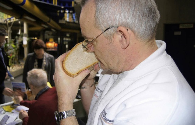Mit allen Sinnen dabei: Brotprfer Mic... bewertet  Brot- und  Brtchenproben.   | Foto: Sebastian Kaiser