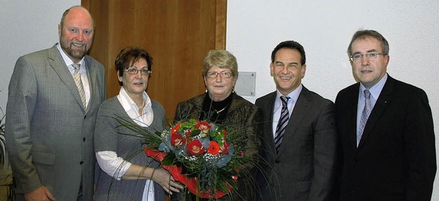 Die Volksbank-Vorstandsmitglieder Mart...Kunold (Mitte) und Hildegard Winkler.   | Foto: Volksbank Breisgau-Nord