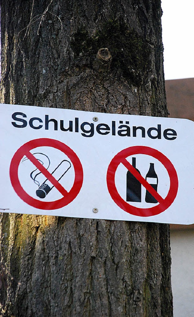 Schilder allein schtzen den Schulhof ...le nicht vor unerwnschten Besuchern.   | Foto: Staub