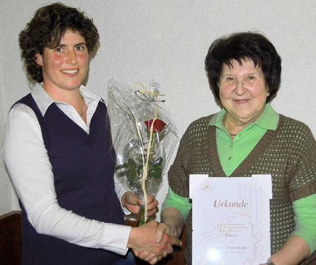 Manuela Pfefferle  gratulierte Luzia K...die 25 Jahre bei den Landfrauen  ist.   | Foto: Jger