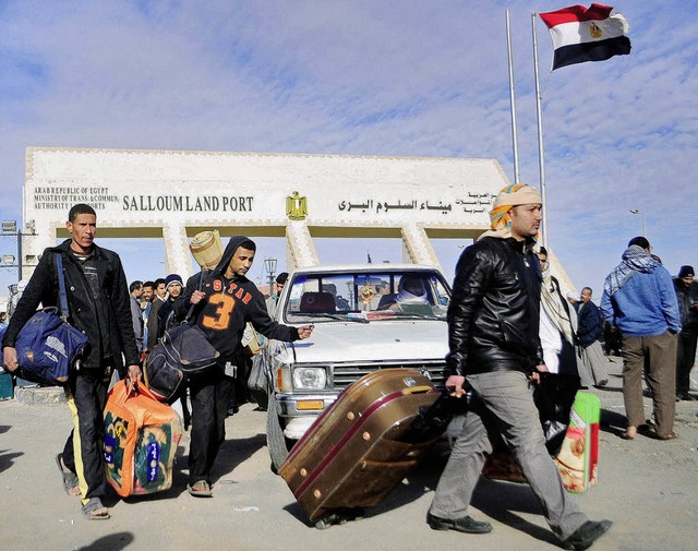 Auf der Flucht: gyptische Gastarbeite...rgang Salloum die heimatliche Grenze.   | Foto: dpa