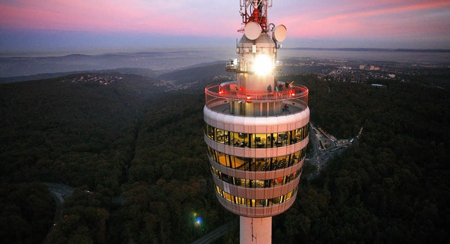 Der Stuttgarter Fernsehturm &#8211; ni...enug fr den Blick auf die Alpengipfel  | Foto: DPA