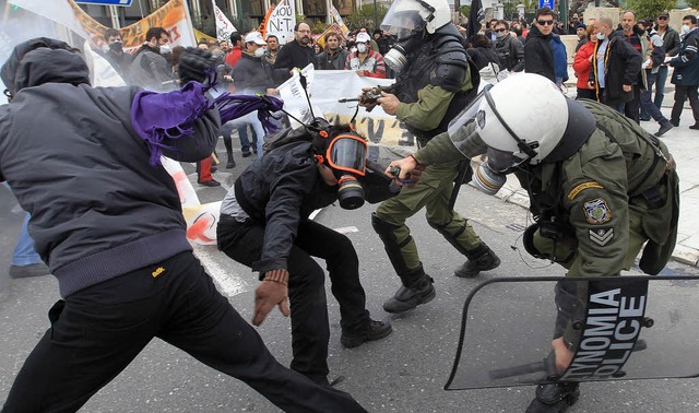 Whrend der Proteste in Athen kam es zu gewaltttigen Ausschreitungen.   | Foto: dpa