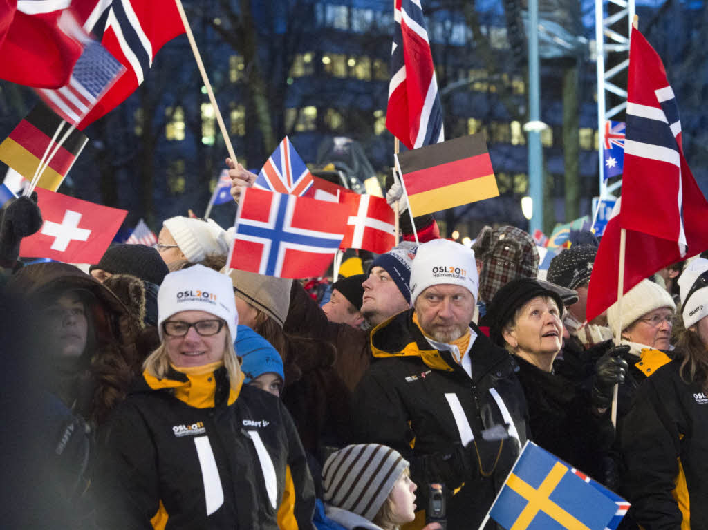 Besucher schwenken Fahnen der teilnehmenden Lnder whrend der feierlichen Erffnung der Nordischen Ski WM in Oslo