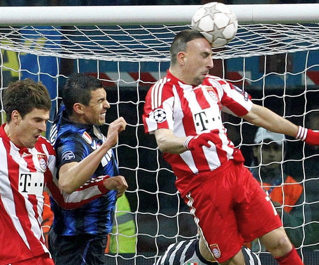 Franck Ribry trifft hier  mit einem K...s der sptere Torschtze Mario Gomez.   | Foto: dapd