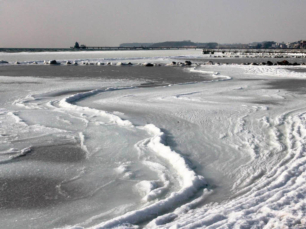 Zu Eis erstarrt ist  die Ostsee am Strand in Grmitz.