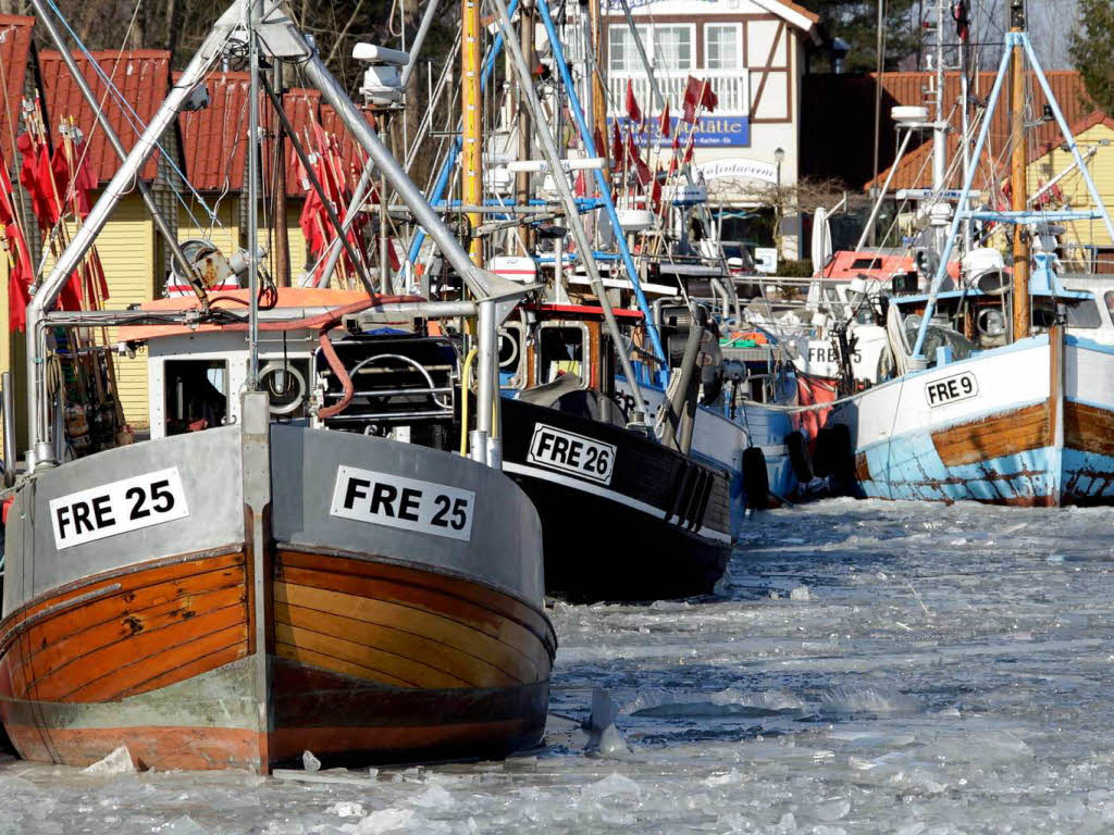 Fischkutter liegen im eingefroren Hafen von Freest bei Krslin im Landkreis Ostvorpommern.