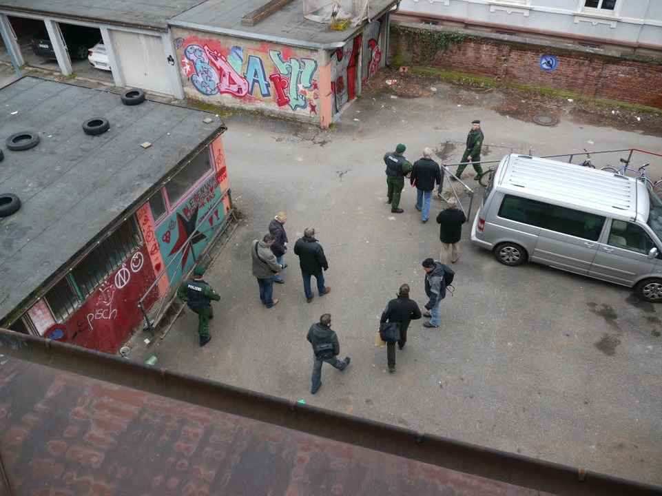 Razzia in der Freiburger Gartenstra�e.  | Foto: Joachim R�derer