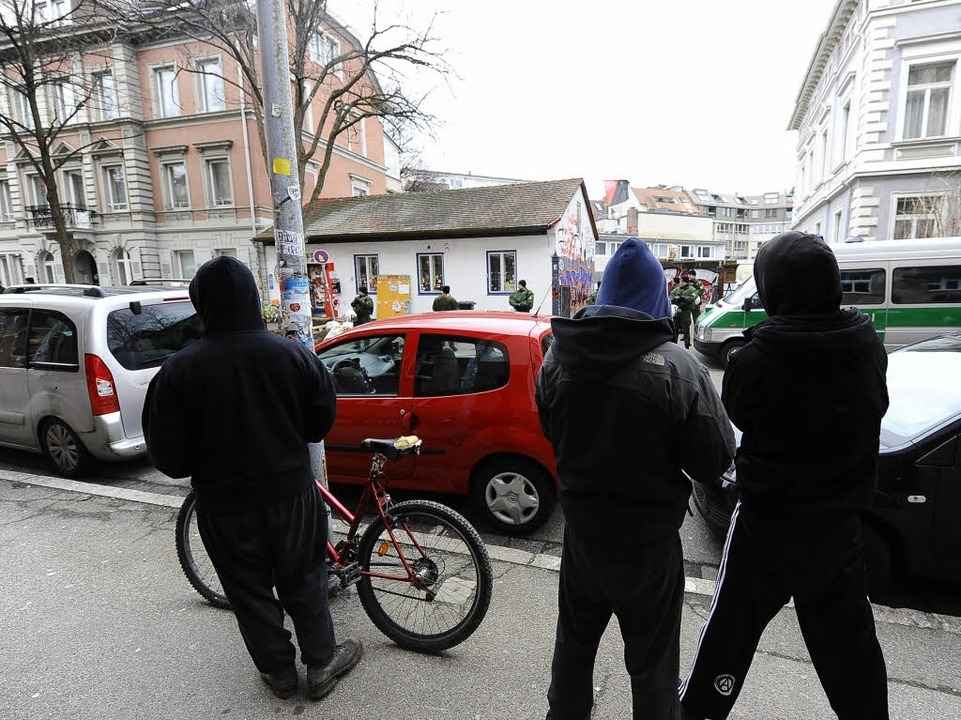 Zaung�ste beobachten die Polizeiaktion.  | Foto: Ingo Schneider