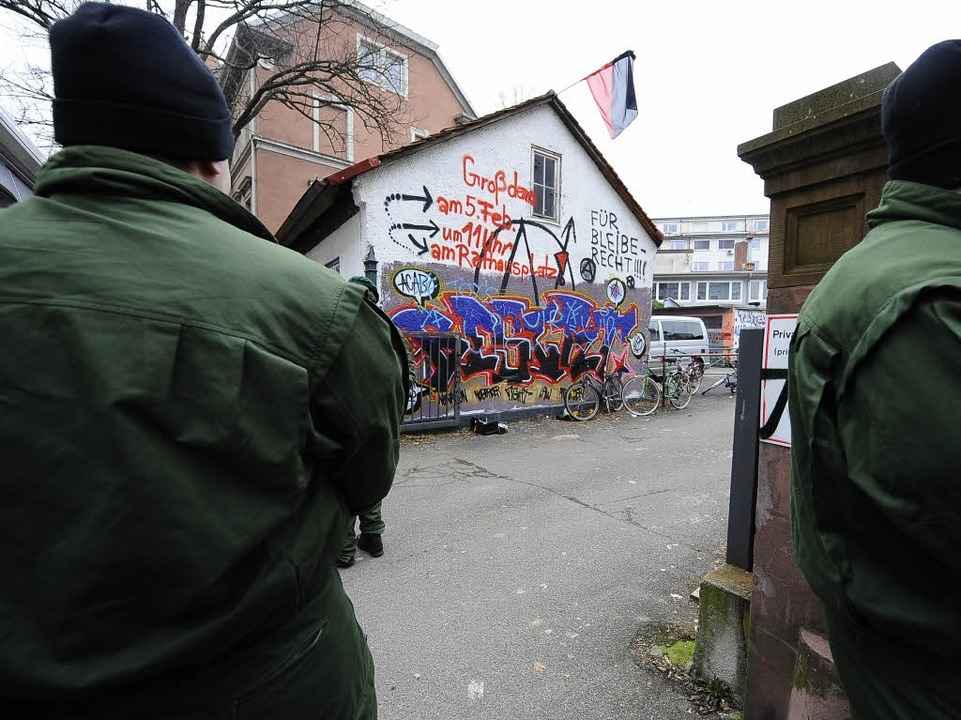 Razzia in der Freiburger Gartenstra�e.  | Foto: Ingo Schneider