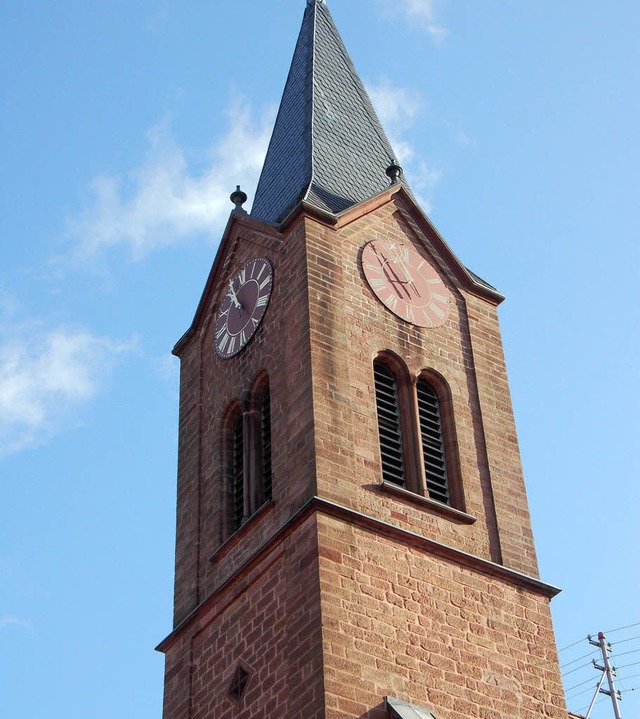 Der Turm der evangelischen Kirche in B...itt der EKD-Vorsitzenden verarbeitet.   | Foto: manfred frietsch