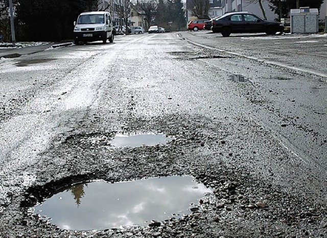 Der Winter hinterlsst jede Menge Schlaglcher.   | Foto: Frey