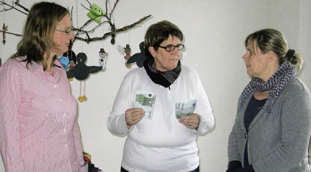 Cilla Maier (Mitte) berreichte  Schul...rtenleiterin Heike Maier eine Spende.   | Foto: Ulrike Spiegelhalter