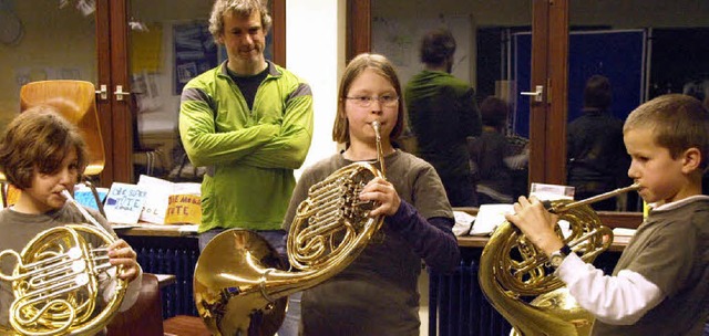 Salome Barth, Matilda Friedrich und Jo...inks) mit ihrem Lehrer, Julian Gibbons  | Foto: Karin Stckl-Steinebrunner