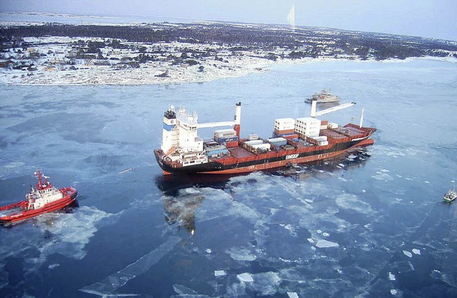 Das Containerschiff Godafoss ist inzwi...Eisschollen auf der Wasseroberflche.   | Foto: dpa