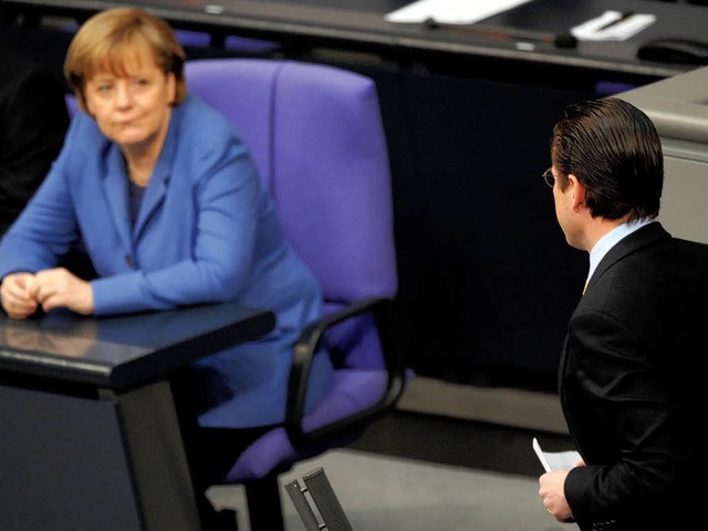 Bundeskanzlerin Angela Merkel  und Ver...ussetzung der Wehrpflicht zum 1. Juli.  | Foto: dapd