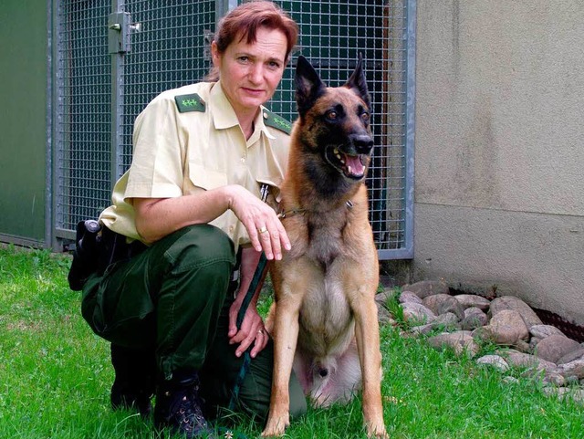 Sprhund Ugo und Polizeiobermeisterin Sonja Dabelstein  | Foto: BZ