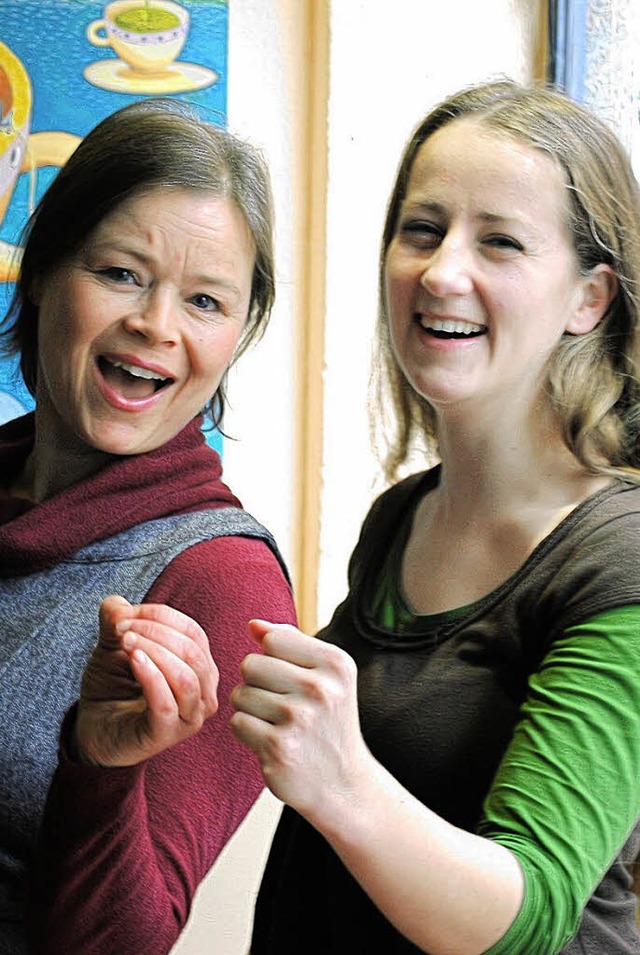 Sibylle Schaible (links) und Maggie Ho...ffekt des Singens: frhliche Gesichter  | Foto: F. Zimmermann