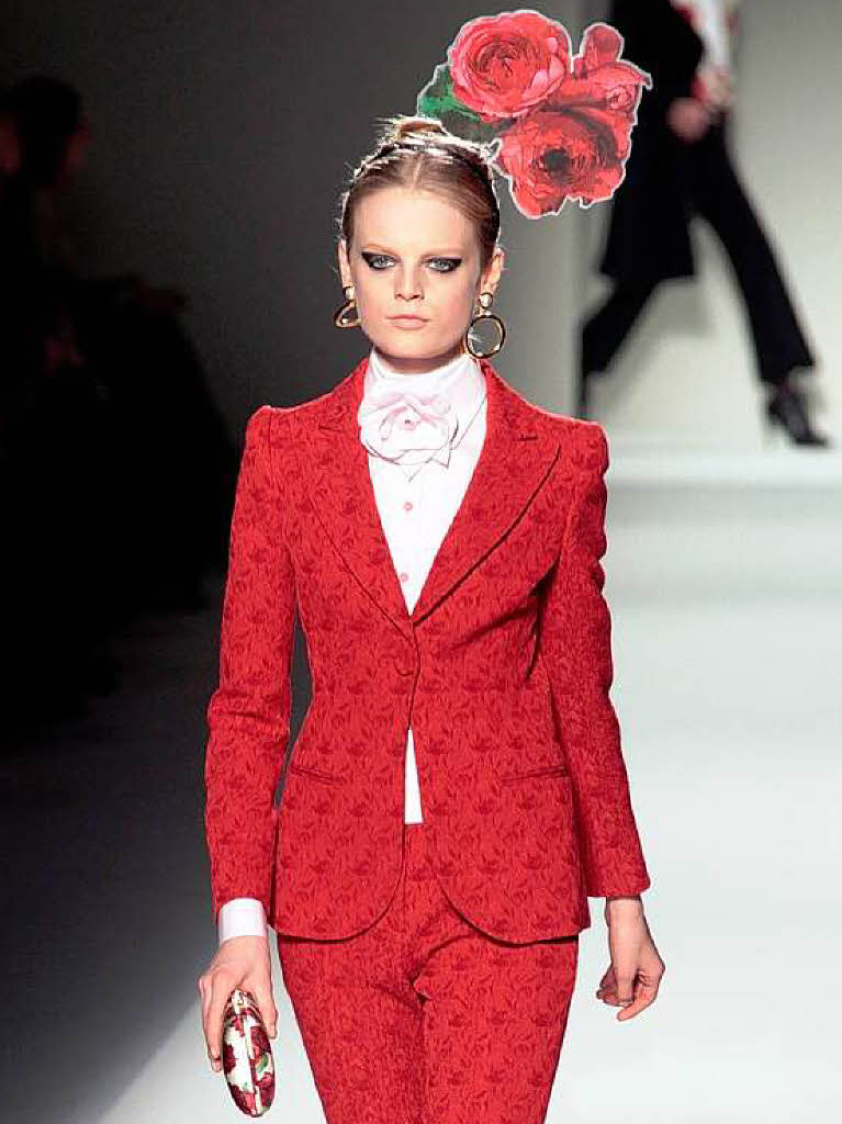 Roter Anzug und Blumen fr den Kopf von Moschino