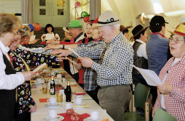 Muntere Senioren singen im Pfarrsaal gemeinsam: Lustig ist das Rentnerleben.  | Foto: Chris Seifried