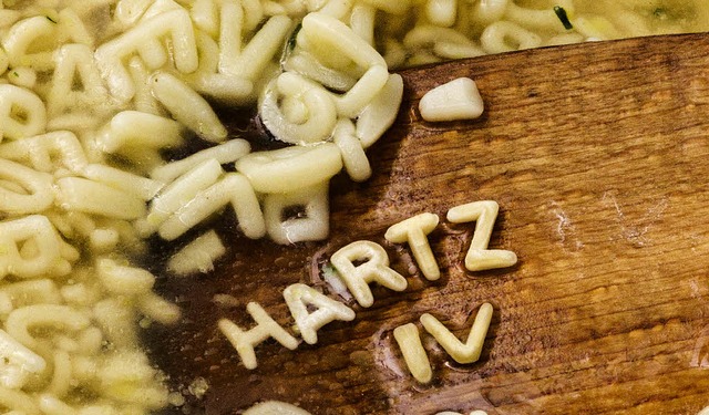 Nur als Buchstabensuppe ist Hartz-IV fr Betroffene eine verdauliche Kost.   | Foto: DPA