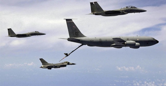 Amerikanische Kampfflugzeuge werden in der Luft betankt.   | Foto: dapd, Fotolia