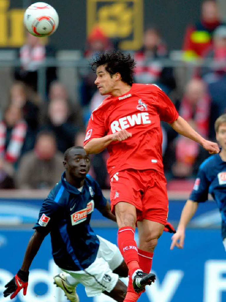 Kölns Andrezinho (rechts) vor dem Freiburger Papiss Demba Cissè Kölns Andrezinho (rechts) vor dem Freiburger Papiss Demba Cissè