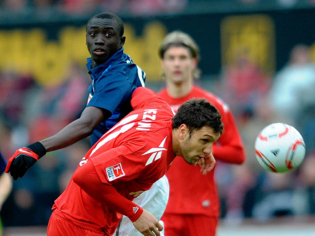 Kölns Kevin Pezzoni (rechts) klärt vor Papiss Demba Cissé Kölns Kevin Pezzoni (rechts) klärt vor Papiss Demba Cissé
