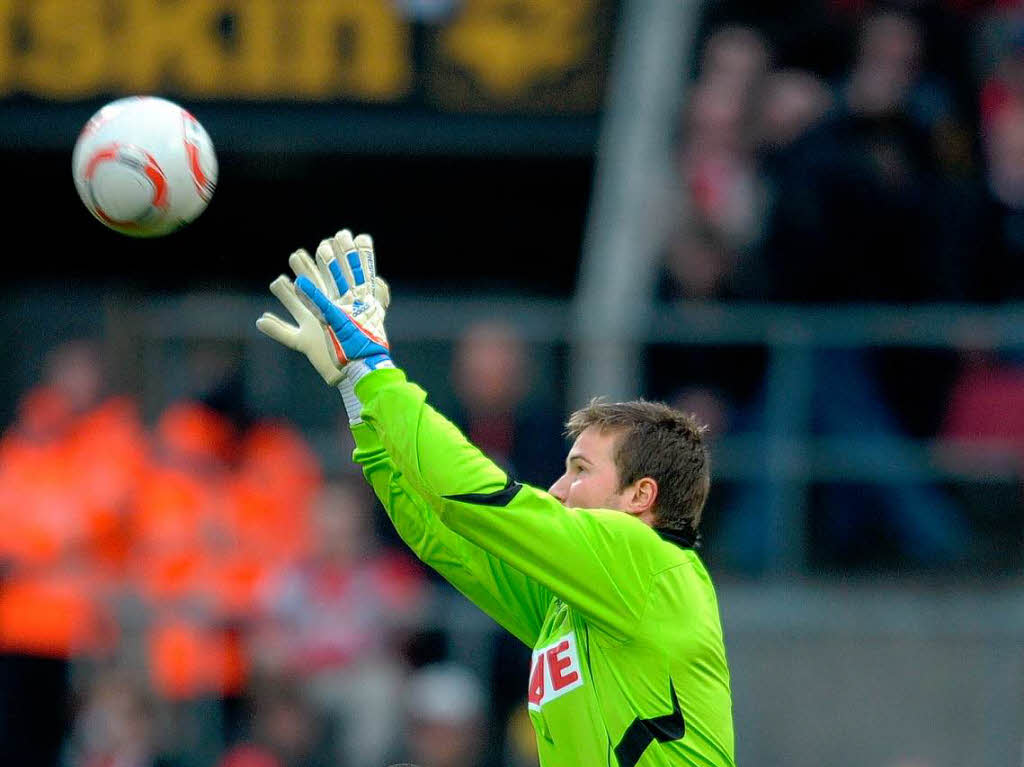 Kölns Torwart Michael Rensing will auch mal einen Ball haben Kölns Torwart Michael Rensing will auch mal einen Ball haben