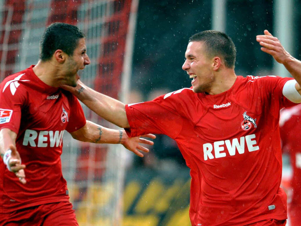 Podolski erklärt Youssef Mohamad die Bedeutung des Wortes Meter Podolski erklärt Youssef Mohamad die Bedeutung des Wortes Meter