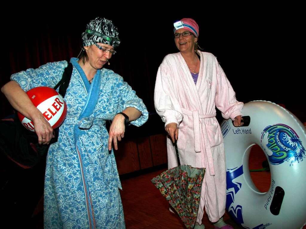 Lisbeth alias Marika Reith (rechts) und Bertl alias Pippi Borghoff (links) kamen frisch relaxt aus dem Wundbad zum Zunftabend.