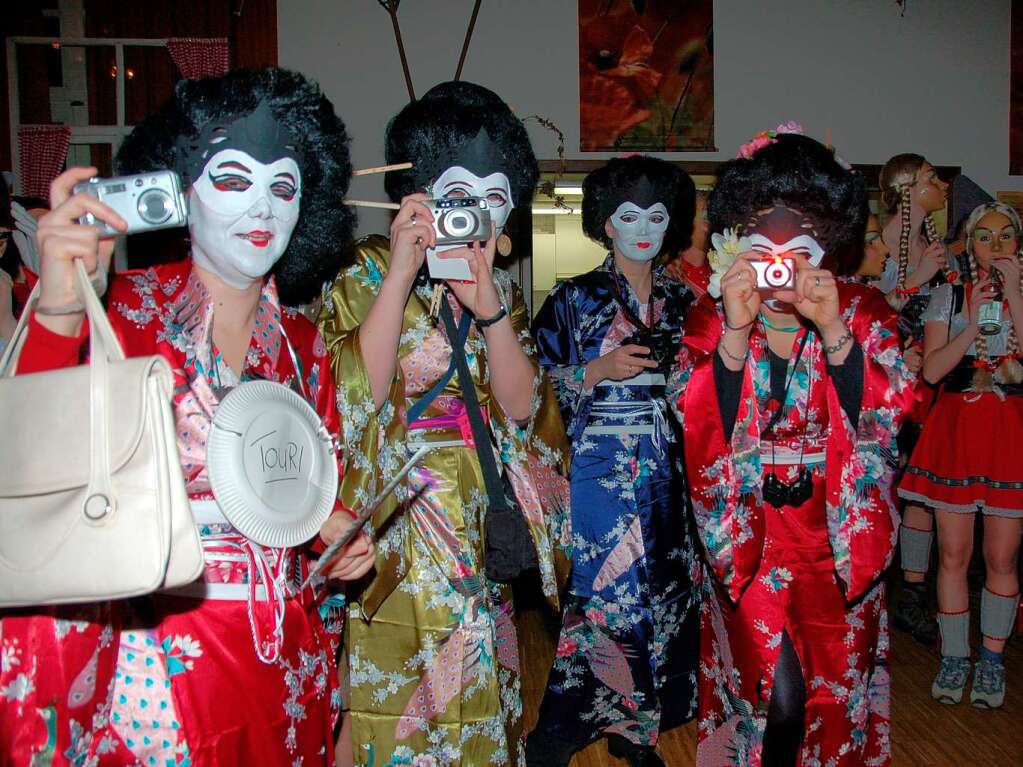 Auch japanische Touristinnen tummelten sich beim Preismaskenball der "Hungrige Sthlinger" unter dem Motto „Bergsteiger, Jodler, Almhi, Senner. I dem Johr isch d’Fasnet fr Alpekenner!“