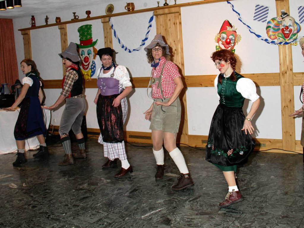Ne was ist das schn: Tanzformation in bayrischer Tracht