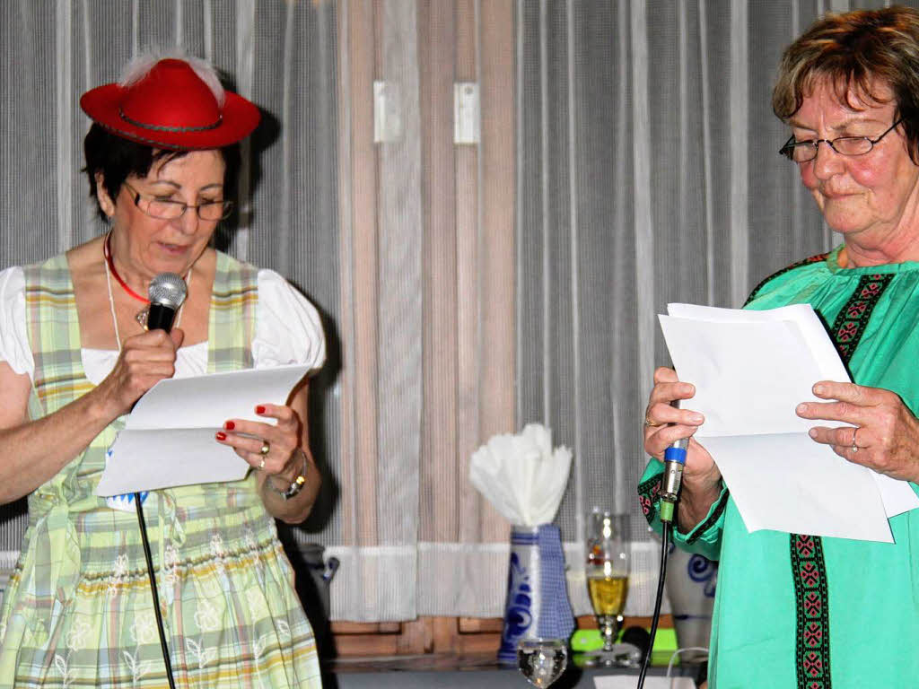 Dorftratsch: Gertrud Drflinger und Agnes Hirzle sind beim Wieberobed nicht wegzudenken