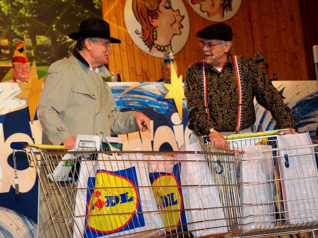 Hartmut Mner und Werner Fro im Dninger Lidl-Markt.