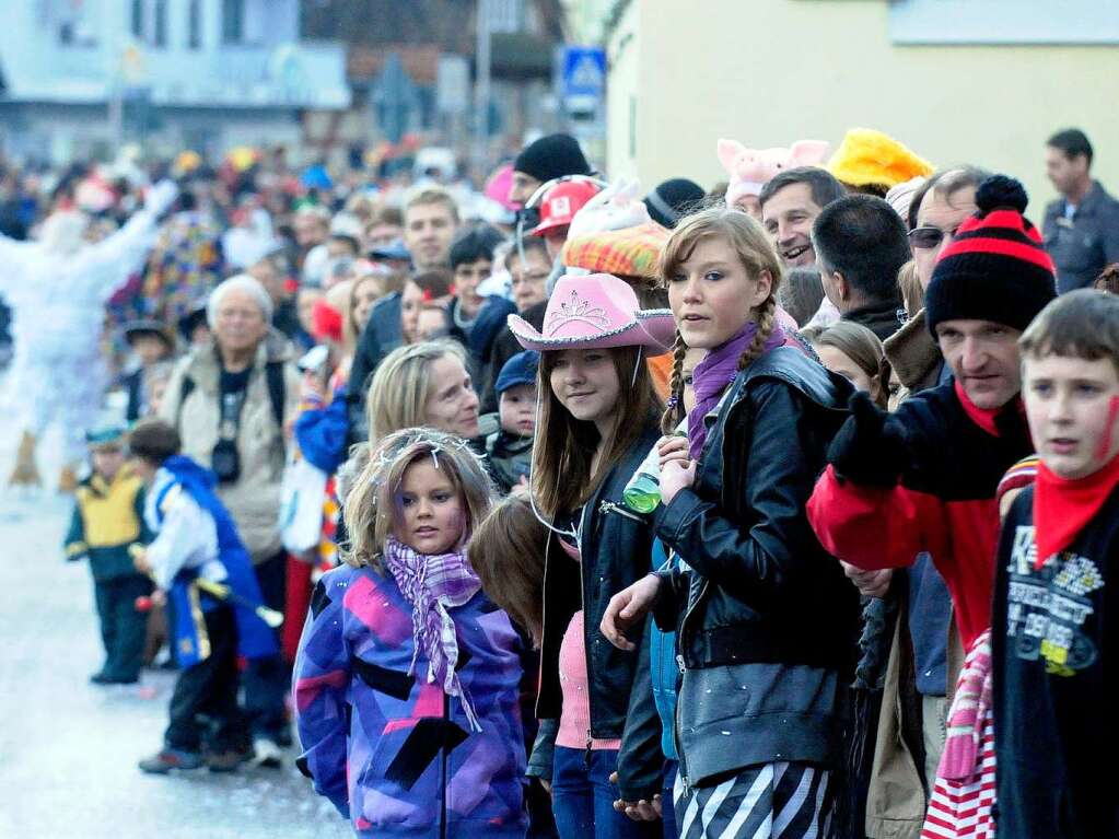 Buntes Treiben bescherten zahlreiche Znfte den Zuschauern beim Umzug in Friesenheim