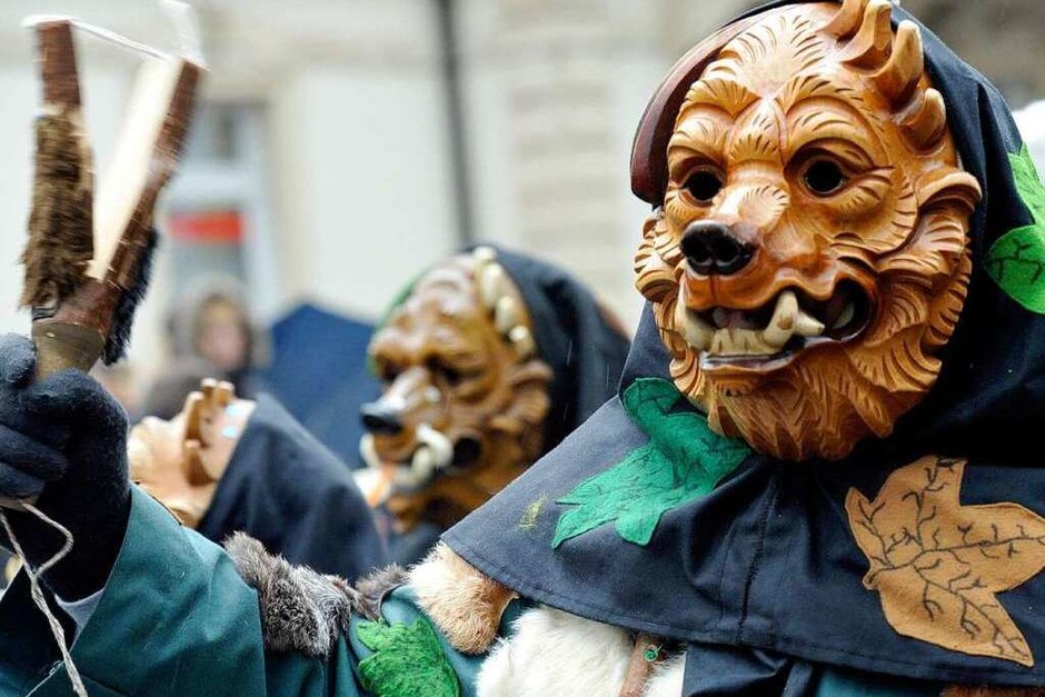 Masken und bunte Häs bestimmten am Sonntag den Narrenumzug in Müllheim mit über 2500 Teilnehmern. (Foto: Volker Münch) Masken und bunte Häs bestimmten am Sonntag den Narrenumzug in Müllheim mit über 2500 Teilnehmern. (Foto: Volker Münch)