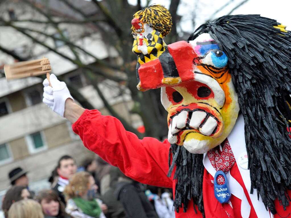 Masken und bunte Hs bestimmten am Sonntag den Narrenumzug in Mllheim mit ber 2500 Teilnehmern.