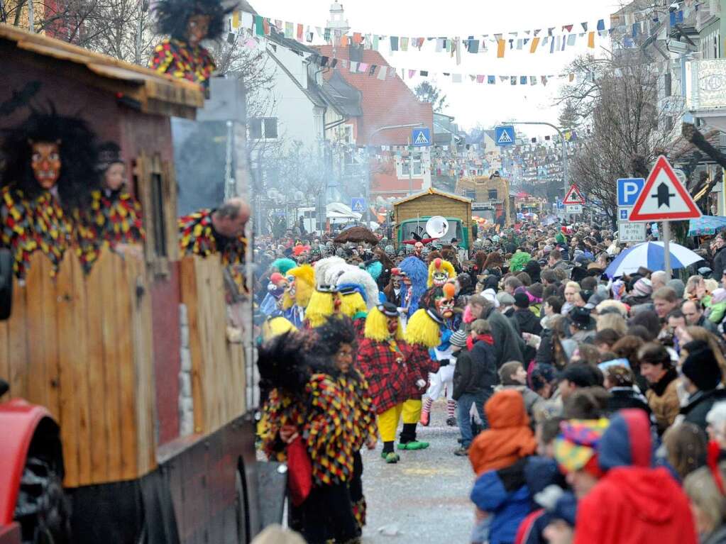 Masken und bunte Hs bestimmten am Sonntag den Narrenumzug in Mllheim mit ber 2500 Teilnehmern.